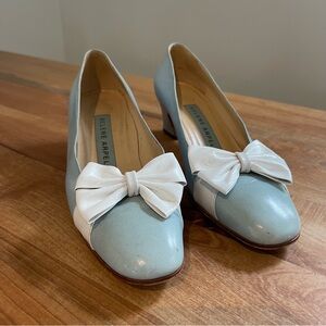 Vintage 1970s Helene Arpels Bow Pumps Blue White Leather Made in Italy Size 7.5